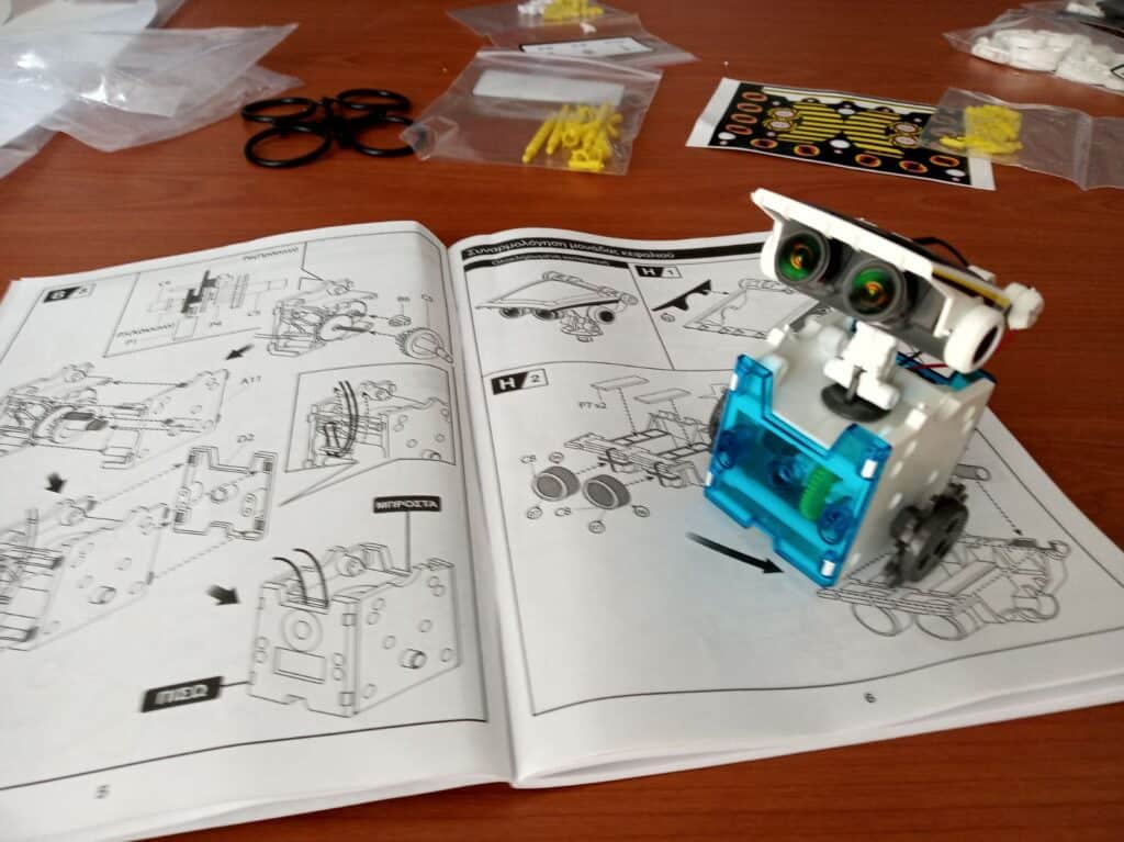 Metadrasi - Unaccompanied minors managed to assemble the first robot in the hotspot! 3 Metadrasi - metadrasi robots 3