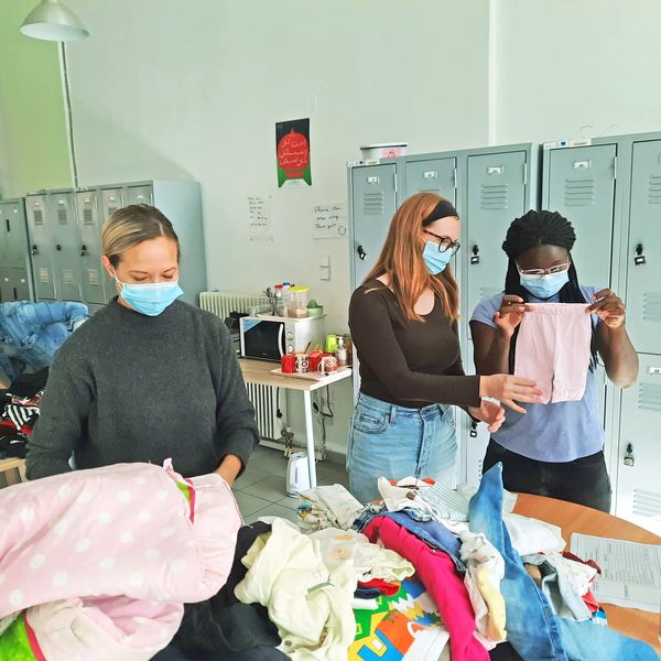 Metadrasi - Students from DIKEMES/College Year in Athens participating in the preparation of humanitarian aid 2 Metadrasi - METAdrasi CYAthens 1