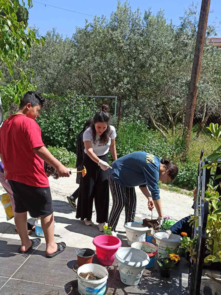 Metadrasi - Τhe unaccompanied children transform our Accommodation Facility in Samos, into a house of flowers 3 Metadrasi - METAdrasi Samos flowers 4