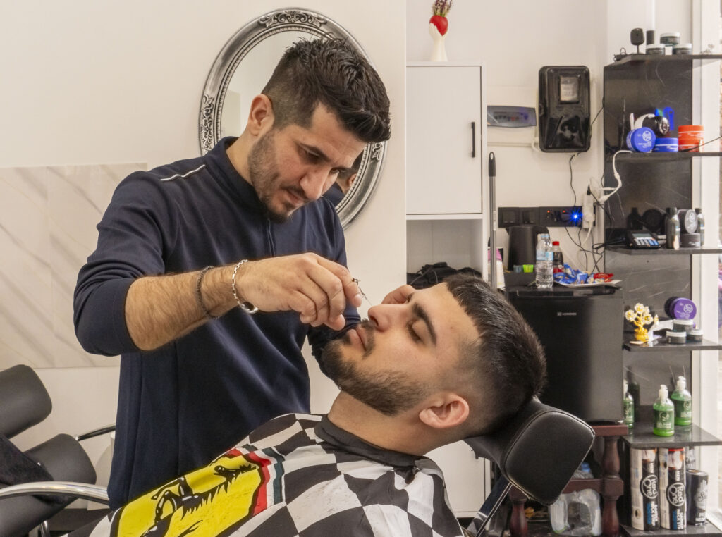 Metadrasi - Brwa Albadwee: The refugee who opened his own hair salon in Thessaloniki 2 Metadrasi - METAdrasi stories Brwa 1